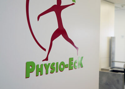 Physio-Eck Logo an Eingangstür